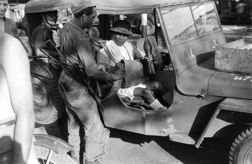Een (aangehouden of gearresteerde) Indonesische man in jeep houdt mortiergrana, Bestanddeelnr 4065