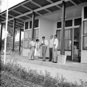 Een groep passagiers waarschijnlijk op de airstrip bij Zorg en Hoop (Paramaribo), Bestanddeelnr 252-2335