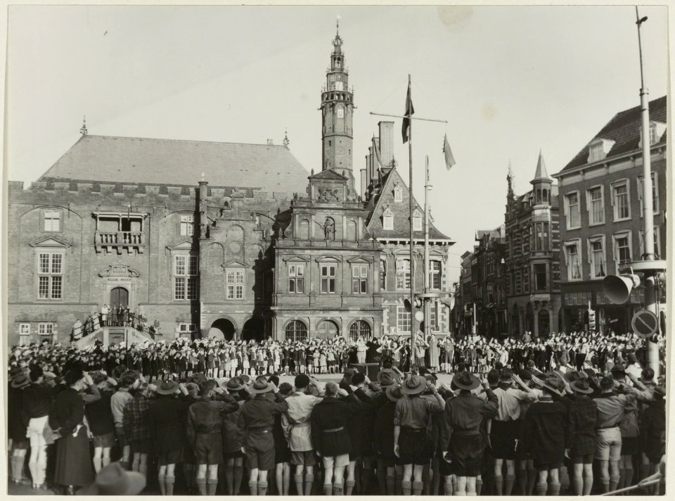 Een grote groep Padvinders tijdens een bijeenkomst op de Grote Markt., NL-HlmNHA 1478 25900 K 38