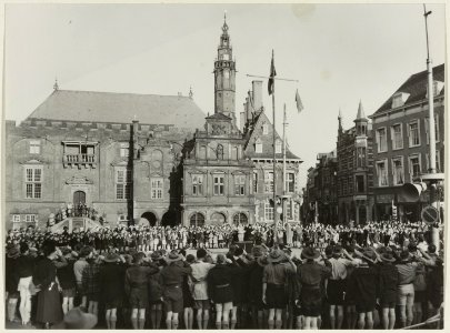 Een grote groep Padvinders tijdens een bijeenkomst op de Grote Markt., NL-HlmNHA 1478 25900 K 38
