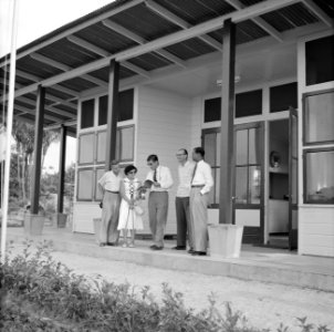 Een groep passagiers waarschijnlijk op de airstrip bij Zorg en Hoop (Paramaribo), Bestanddeelnr 252-2336