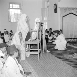 Een groep samaritanen in hun gebedshuis lezend in hun heilige schrift, Bestanddeelnr 255-5602