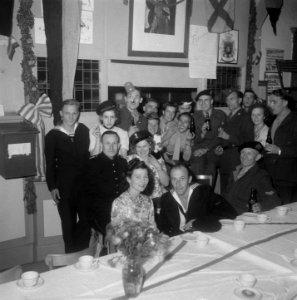 Een groepje in de kantine, Bestanddeelnr 902-9586