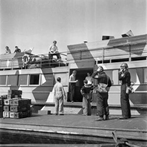 Een grillig geschilderd oorlogsschip van de Duitse Kriegsmarine. Twee mannen van, Bestanddeelnr 900-2987