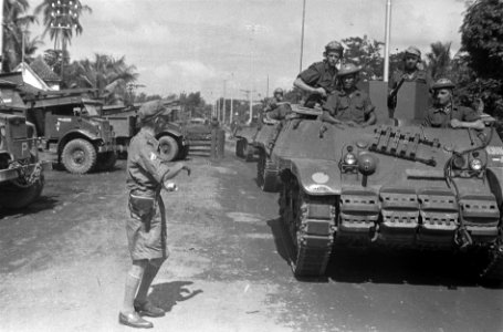 Een groep Recce M3 Stuart tanks passeert geparkeerde vrachtwagen. Een kapitein …, Bestanddeelnr 5740