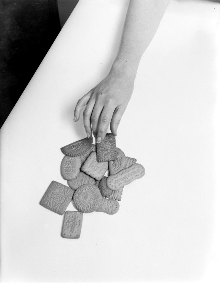 Een hand pakt een biscuitje van Verkade, Bestanddeelnr 252-0481 photo