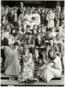 Een groep leerlingen van het Ichthus College in Driehuis. Links boven aan is docent Gerrit van der Belt.( met gestreepte badjas aan), NL-HlmNHA 54005933