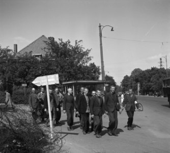 Een groep opgepakte collaborateurs wordt onder bewaking afgevoerd locatie hoek , Bestanddeelnr 900-4256