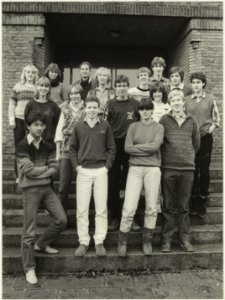Een groep leerlingen poseert bij de ingang van het Eerste Christlijk Lyceum, Zuider Emmakade 43, NL-HlmNHA 54025961