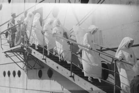 Een groep nonnen verlaat een schip, Bestanddeelnr 23-5-1