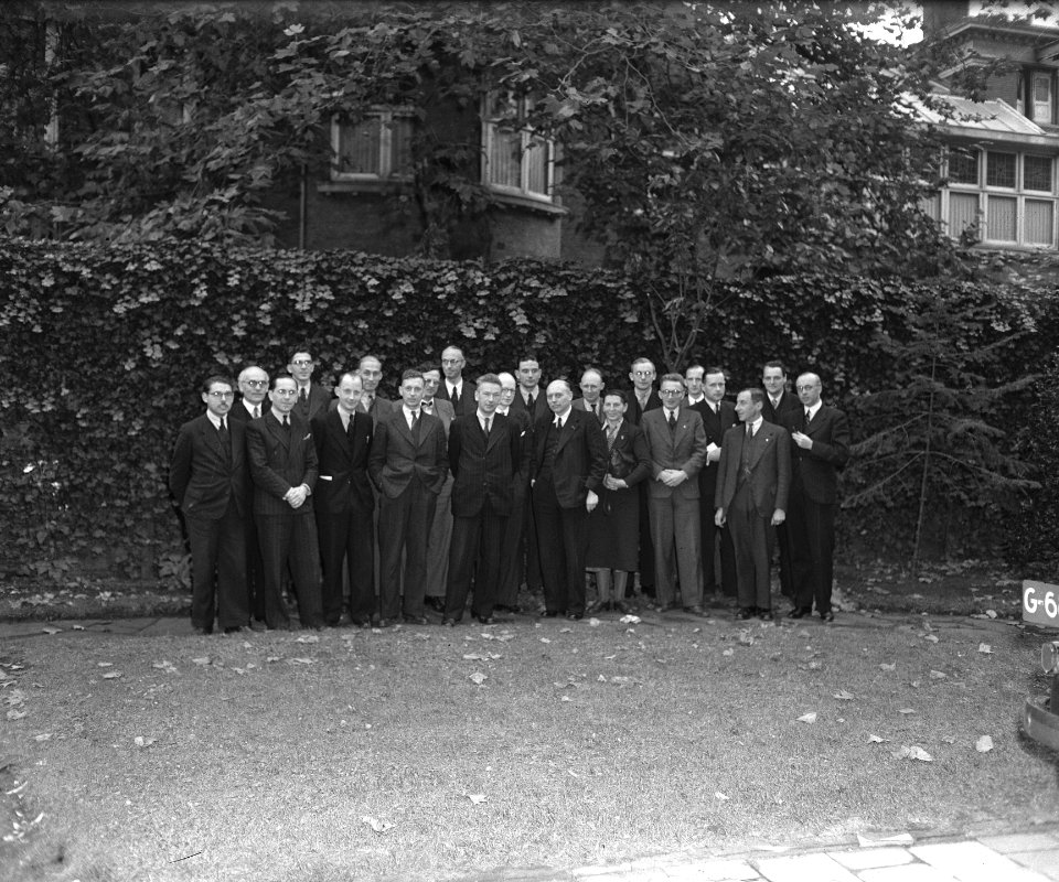 Een groep journalisten poseert met minister-president Schermerhorn, Bestanddeelnr 900-9709
