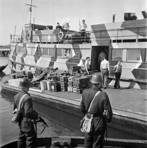 Een grillig geschilderd oorlogsschip van de Duitse Kriegsmarine. Twee mannen van, Bestanddeelnr 900-2988