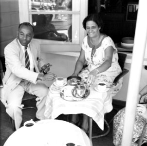 Een heer en een dame op het terras van het Palacehotel in Paramaribo, Bestanddeelnr 252-2207