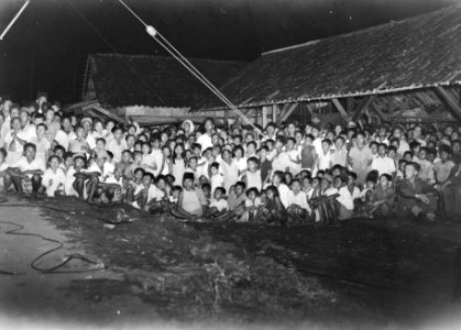 Een grote groep Indonesische kinderen poseert voor een nachtelijke foto, Bestanddeelnr 15903