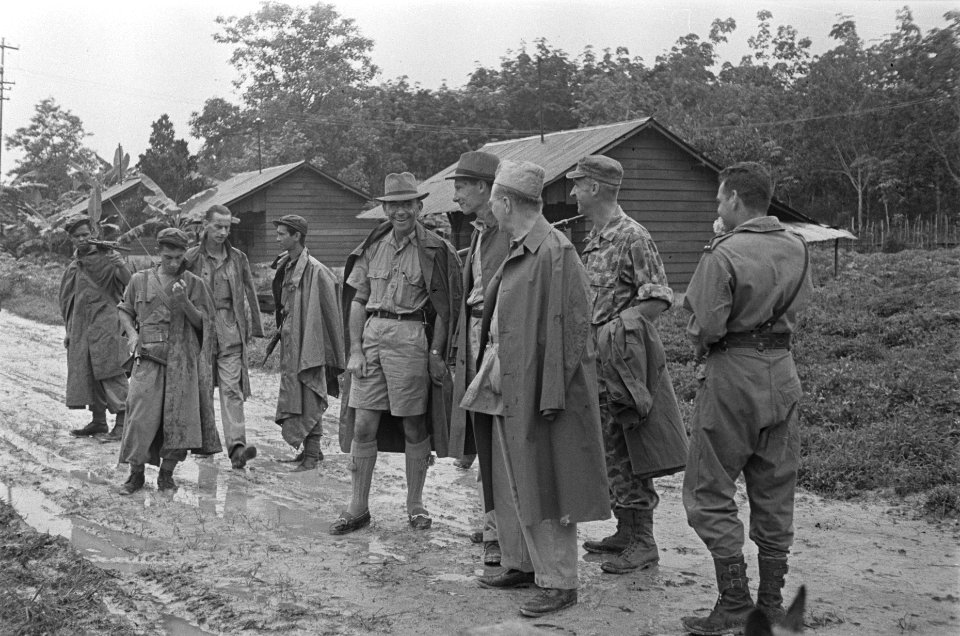 Een groep Nederlandse militairen, waaronder officieren, waarvan de meesten regen, Bestanddeelnr 122-4-4