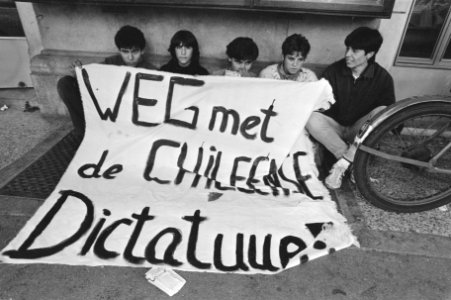 Een groepje Chileense jongeren is vastenactie begonnen op het Leidseplein als te, Bestanddeelnr 933-0728