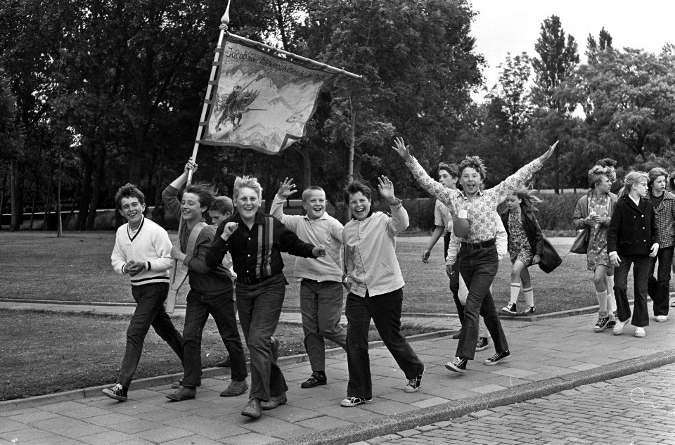 Een groep kinderen op weg, Bestanddeelnr 920-4224