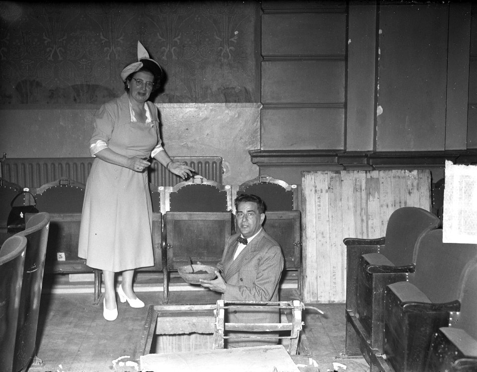Eduard. van Beinum graaft aarde in Concertgebouw, Bestanddeelnr 904-0175