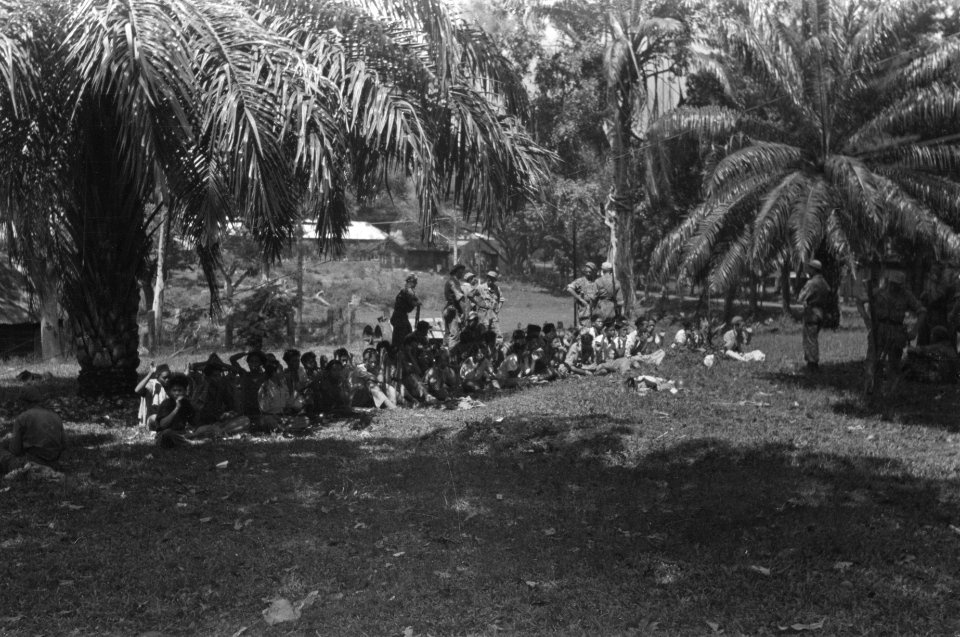 Een grote groep Republikeinse strijders is gevangen genomen en zitten in lotuszi, Bestanddeelnr 321-2-5