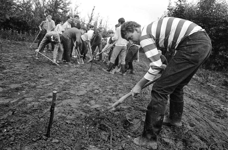 Een groep studenten verricht grondwerk, Bestanddeelnr 921-6487