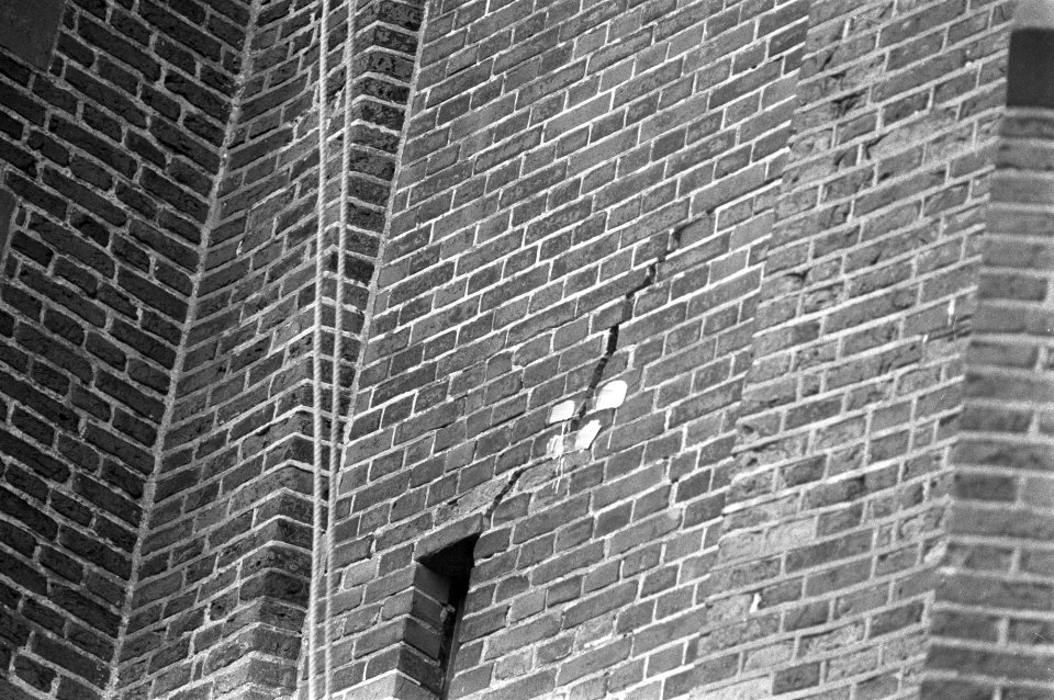 Een grote scheur in de speeltoren van de Grote Kerk in Edam, Bestanddeelnr 925-5747