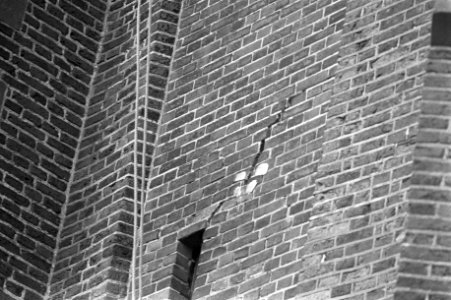 Een grote scheur in de speeltoren van de Grote Kerk in Edam, Bestanddeelnr 925-5747