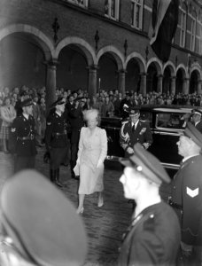 Eedsaflegging van Prinses Juliana als regentes. Aankomst op het Binnenhof, Bestanddeelnr 934-6847