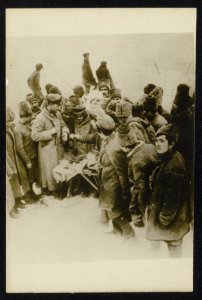 Een groep Kozakken staan in de sneeuw geschaard rond een tafeltje, waarachter, Bestanddeelnr 158-0654