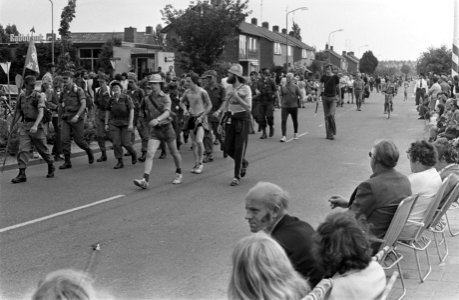 Een groep wandelaars passeren enkele toeschouwers langs de route in Valbrug, Bestanddeelnr 928-0499