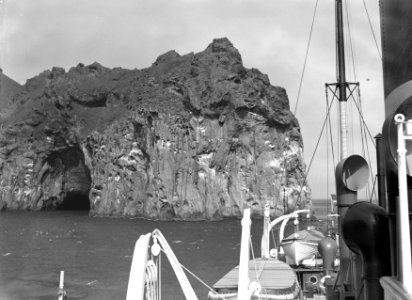 Een grillige rotspartij met nestplaatsen van vogels op de kust van de Westmaneil, Bestanddeelnr 190-0431