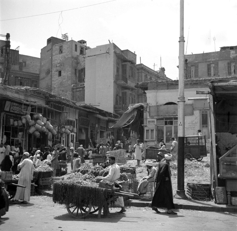 Een groenten- en fruitmarkt in Cairo, Bestanddeelnr 252-1717
