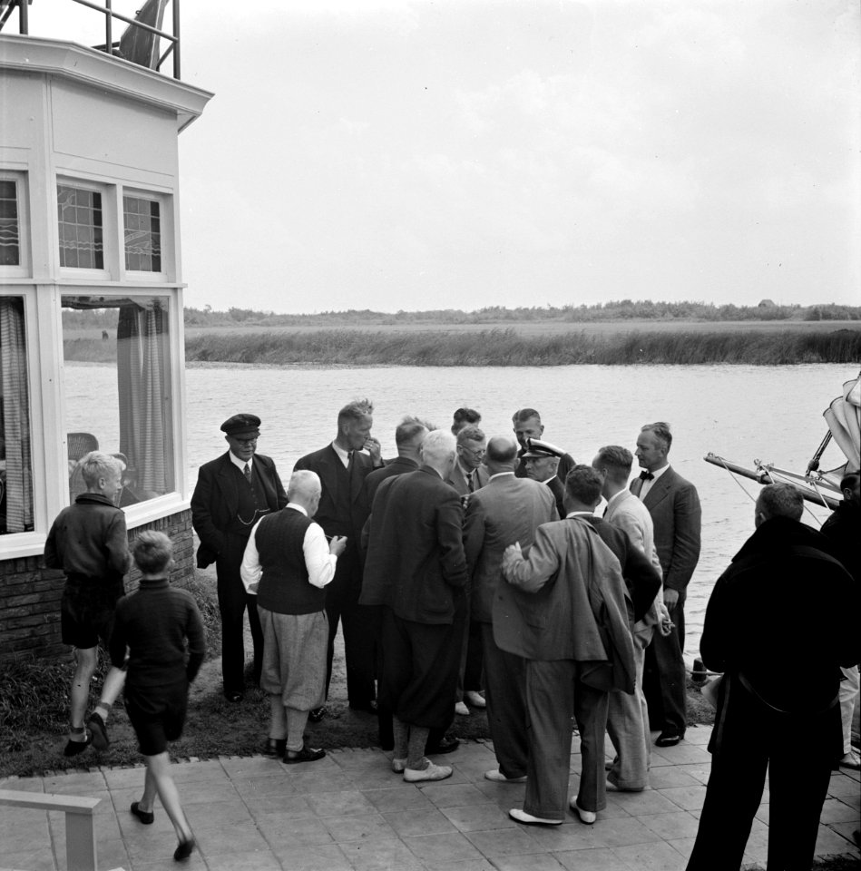 Een groep mannen in Grouw in het midden een kapitein, Bestanddeelnr 254-5350