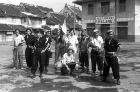 Een groep Indonesische militairen op een plein voor restaurant Malang. Een man m, Bestanddeelnr 886