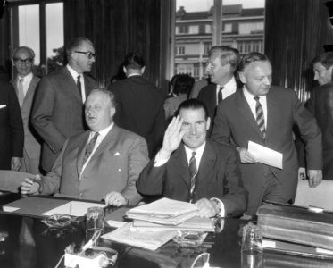 EEG Ministerraad in Brussel bijeen, rechts dr. Schroder en links dr. Schucker, Bestanddeelnr 917-9987