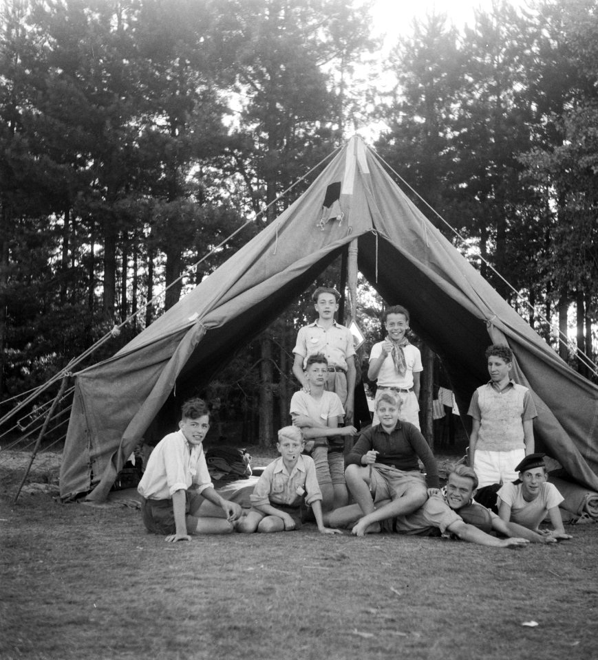 Een groep jongens met leider voor een tent, Bestanddeelnr 904-0932