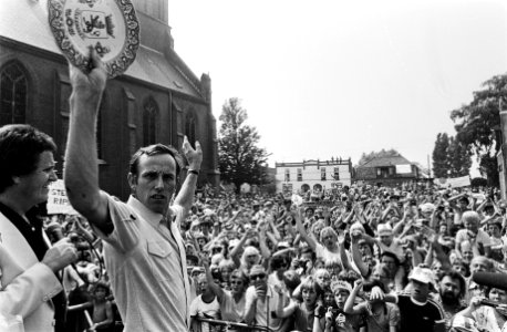 Een grote menigte juicht Joop Zoetemelk toe, Bestanddeelnr 930-9399