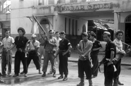 Een groep Indonesische militairen voor de ruine van de uitgebrande Pasar Gede, Bestanddeelnr 885