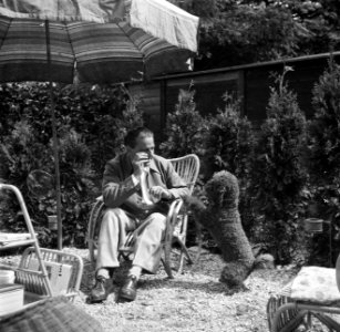 Eduard van Beinum, zittend in de tuin van zijn buitenhuis in Garderen, laat zijn, Bestanddeelnr 254-2553