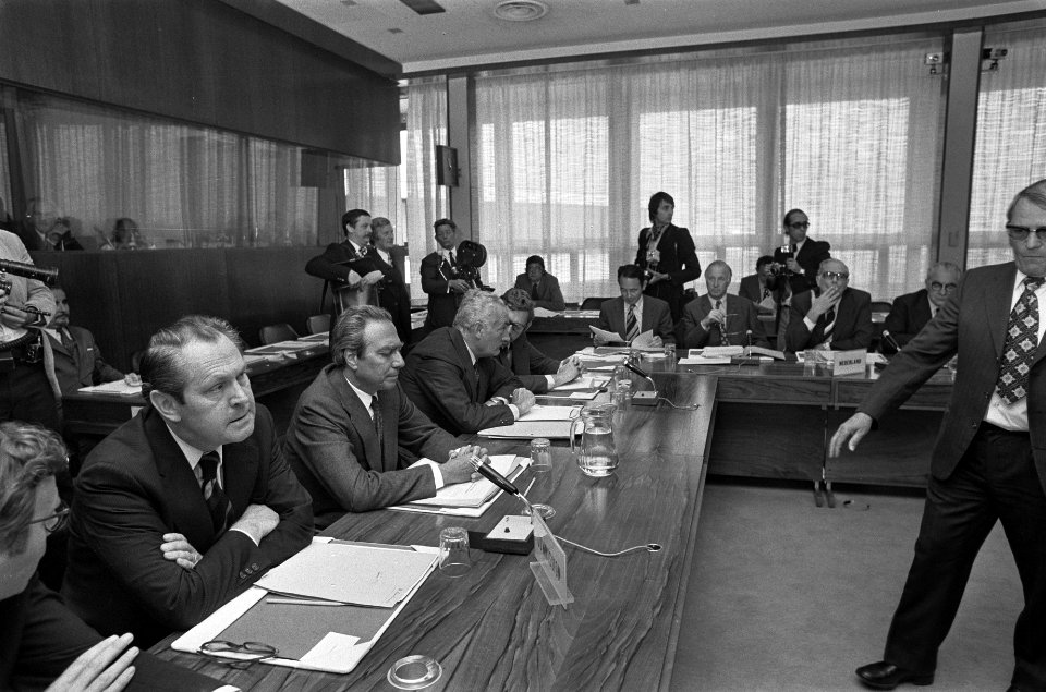 EEG-landbouwministers bijeen in Brussel vlnr Lardino Ortoli (voorzitter Eu…, Bestanddeelnr 927-4276