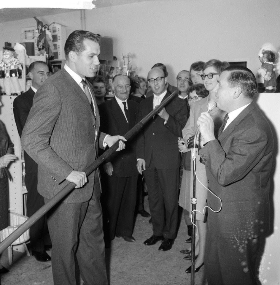 Eef Kamerbeek opent sportzaak van Perry van der Kar . Met polsstok, Bestanddeelnr 913-0678