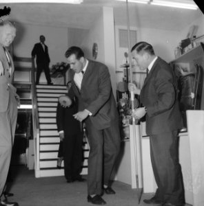 Eef Kamerbeek opent sportzaak van Perry van der Kar . Met discus, Bestanddeelnr 913-0679
