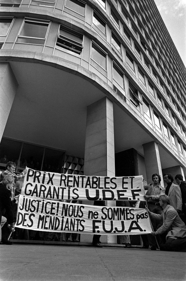 EEG-landbouwministers bijeen in Brussel demonstranten voor het EEG-gebouw, Bestanddeelnr 927-4277