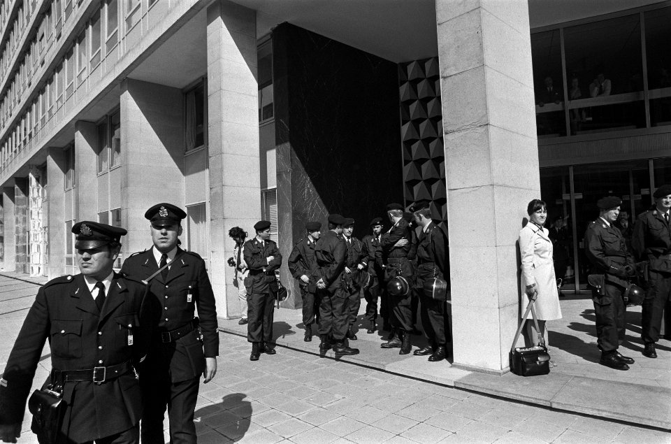 EEG-landbouwministers bijeen in Brussel demonstranten voor het EEG-gebouw met p, Bestanddeelnr 927-4278