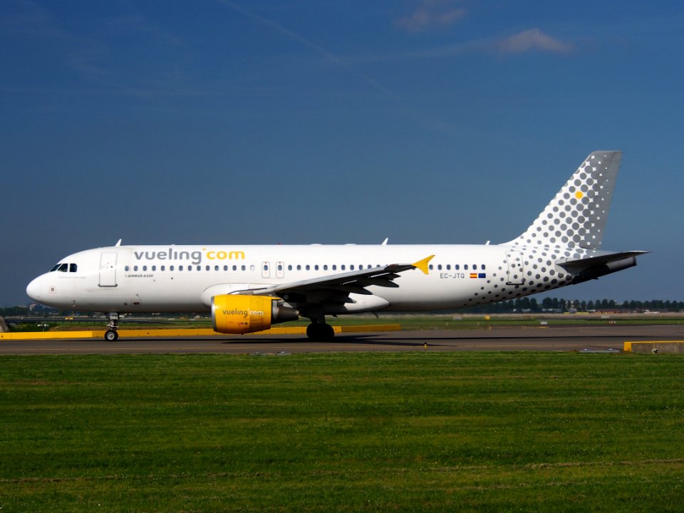 EC-JTQ Airbus Industrie A318-321 Vueling Airlinesat Schiphol (AMS - EHAM), The Netherlands, 17may2014, pic-3