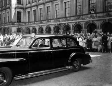 Eedsaflegging van Prinses Juliana als regentes. Aankomst op het Binnenhof, Bestanddeelnr 934-6848