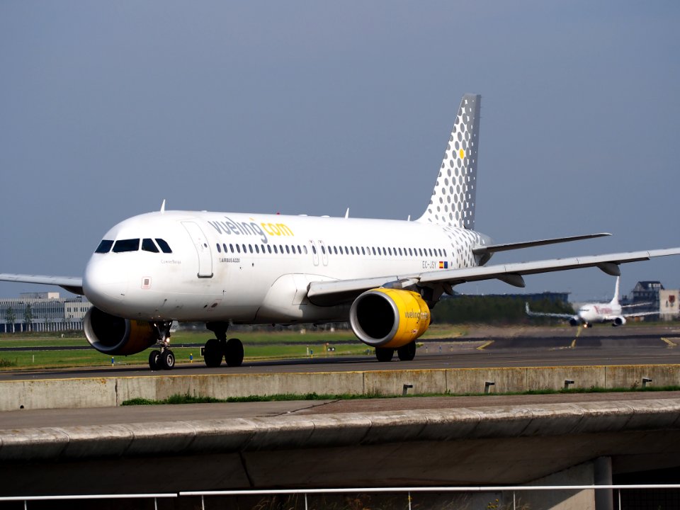 EC-JSY Airbus A320-214 Vueling, Connie Baraja, taxiing, 25august2013 pic-4