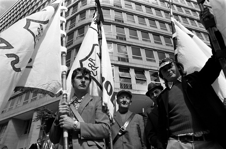 EEG-landbouwministers bijeen in Brussel demonstranten voor het EEG-gebouw met p, Bestanddeelnr 927-4279