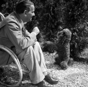 Eduard van Beinum, zittend in de tuin van zijn buitenhuis in Garderen, laat zijn, Bestanddeelnr 254-2551