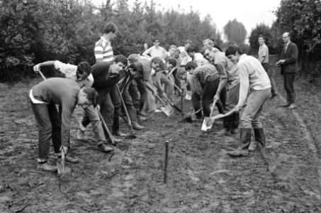 Een groep studenten verricht grondwerk, Bestanddeelnr 921-6484