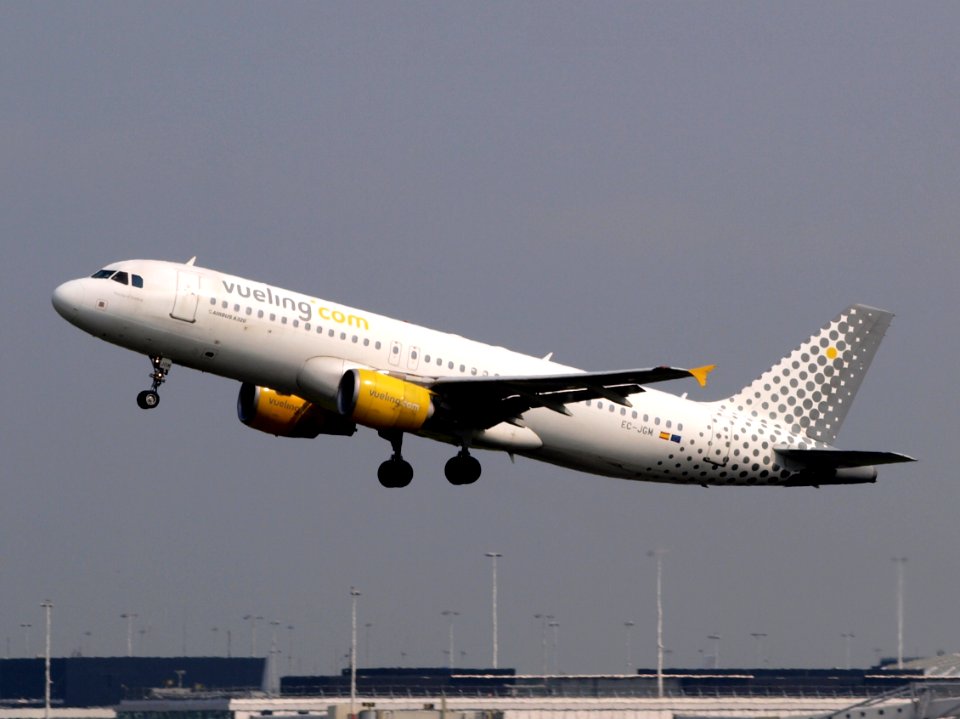 EC-JGM Vueling, A320-200 14JUL2013 pic1